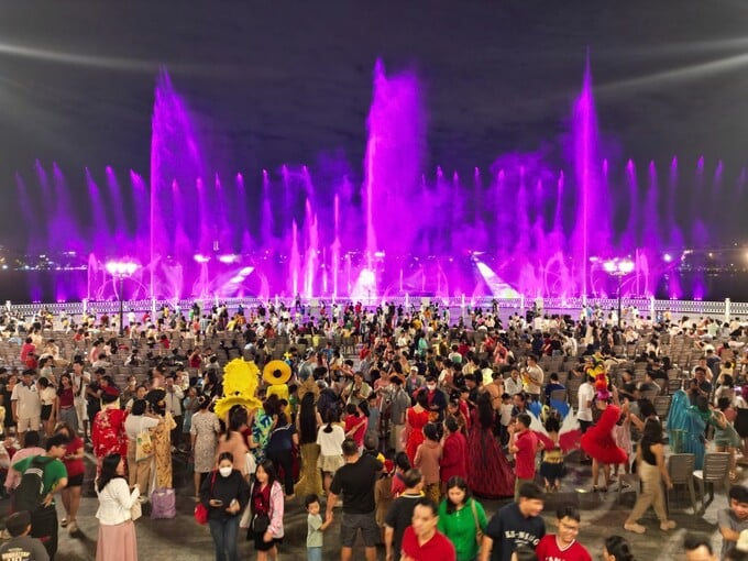 Van Phuc Water Show thu hút đông đảo khán giả đến xem mỗi khi tổ chức.