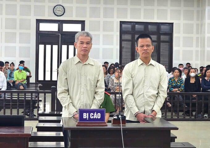 Từ phải sang: bị cáo Nguyễn Thái Điền (SN 1984) và bị cáo Đào Nguyên Nghị (SN 1982),
