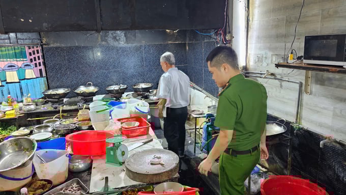 Kiểm tra các cơ sở kinh doanh trên đường Chương Dương