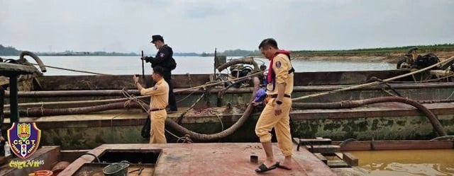 Lực lượng chức năng tiến hành kiểm tra, bắt giữ các phương tiện có gắn thiết bị hút cát.