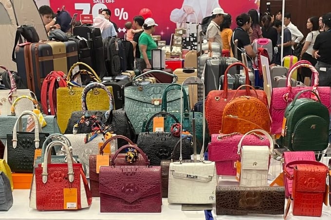 Hàng hóa trưng bày tại Ngày hội Khuyến mại hàng hiệu – Mega Sale