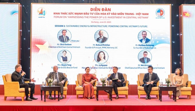 Các đại biểu khách mời trao đổi tại diễn đàn.