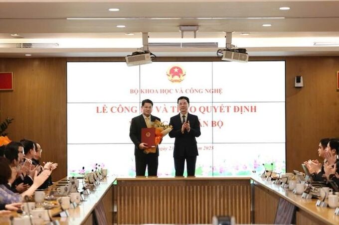 Bộ trưởng Bộ Khoa học và Công nghệ Nguyễn Mạnh Hùng (bên phải) đã trao Quyết định bổ nhiệm ông Nguyễn Trường Giang.