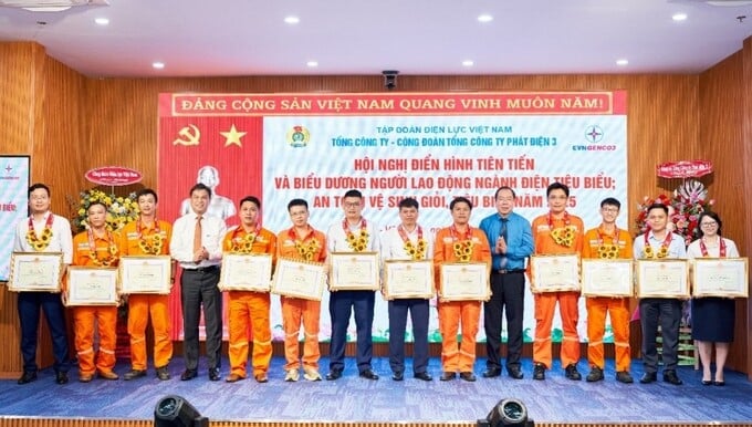 Ông Đỗ Đức Hùng - Chủ tịch Công đoàn Điện lực Việt Nam và Ông Đinh Quốc Lâm – Bí thư Đảng ủy, Chủ tịch HĐQT EVNGENCO3 tặng hoa chúc mừng và trao Bằng khen của EVN cho các cá nhân điển hình tiên tiến