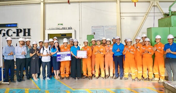 Bà Nguyễn Kim Thanh – Phó Chủ tịch Công đoàn Điện lực Việt Nam thăm hỏi, trao quà cho người lao động EPS