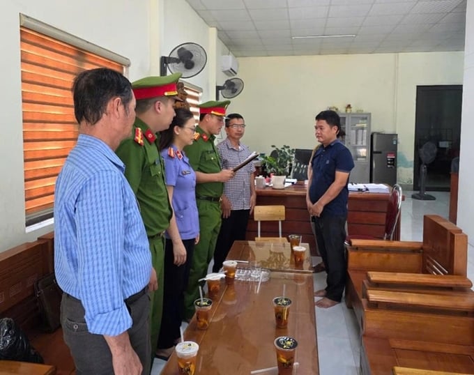 Cơ quan chức năng đọc lệnh khởi tố các đối tượng trong đường dây mua bán trái phép hóa đơn.
