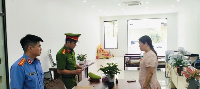 Cảnh sát đọc lệnh khởi tố Trịnh Thị Dung.