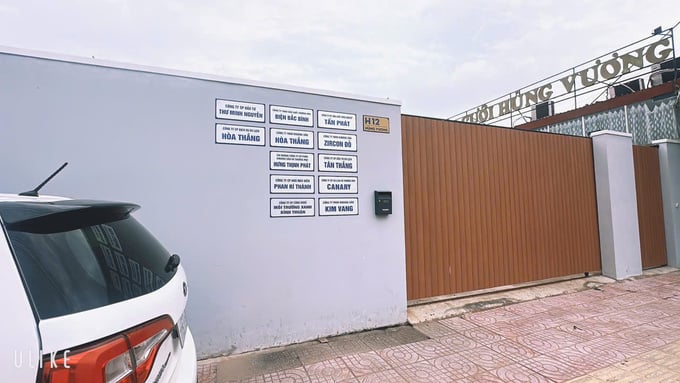 Trụ sở mới tại H12 đường Hùng Vương, phường Phú Thuỷ, TP. Phan Thiết của Công ty Cổ phần Dịch vụ Du lịch Hoà Thắng đóng cửa im lìm trong giờ làm việc.