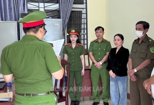 Bắt tạm giam Nguyễn Thị Hợi, nguyên là Giám đốc Công ty TNHH Trần Kim Huyền vì hành vi sản xuất, buôn bán hàng giả. Ảnh Công an Đắk Lắk