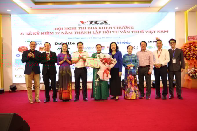 Chi cục trưởng Chi cục Thuế khu vực 12 Bùi Khánh Toàn trao Bằng khen của Bộ Tài chính và Chủ tịch Hội Kiểm toán viên hành nghề Việt Nam (VACPA) Vũ Thị Mai tặng hoa cho tập thể VTCA.