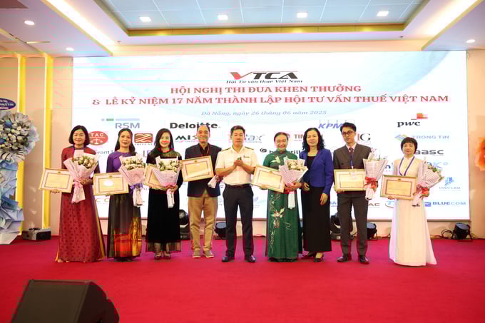 Chi cục trưởng Chi cục Thuế khu vực 12 Bùi Khánh Toàn trao Bằng khen của Bộ Tài chính và Chủ tịch Hội Kiểm toán viên hành nghề Việt Nam (VACPA) Vũ Thị Mai tặng hoa cho các cá nhân.