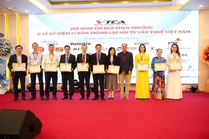 Phó chủ tịch Phan Vũ Hoàng trao giấy khen cho các cá nhân.