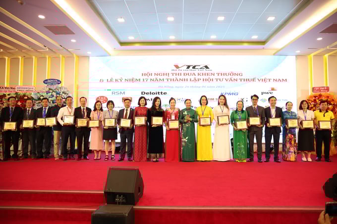 Chủ tịch Nguyễn Thị Cúc trao kỷ niệm chương cho các tập thể.
