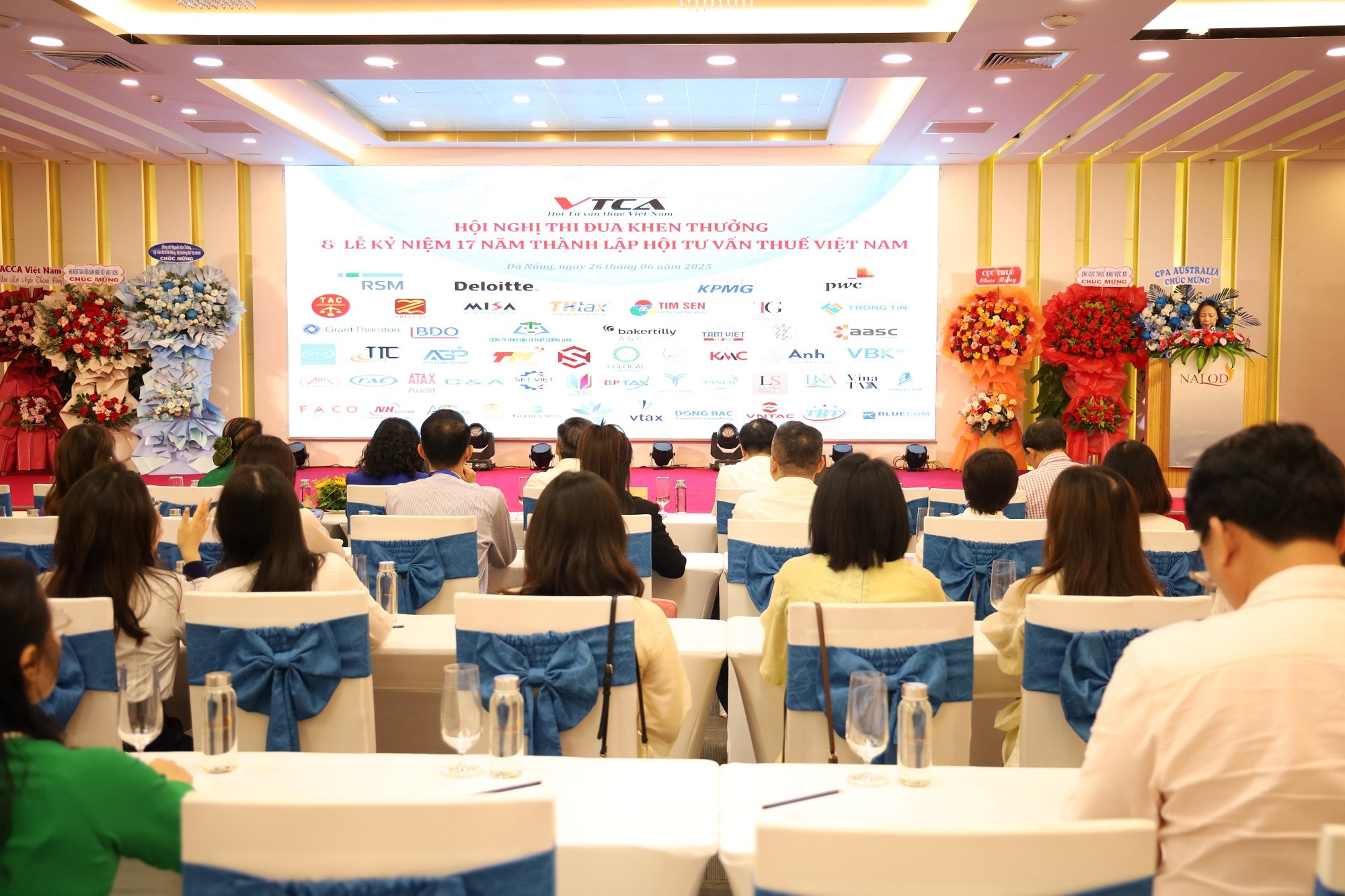 Tham dự Hội nghị có ông Bùi Khánh Toàn, Chi cục trưởng Chi cục Thuế Khu vực 12; ông Đào Duy Bẩy - Phó Ban Quản lý tuân thủ và hỗ trợ người nộp thuế, Cục Thuế; bà Vũ Thị Mai, Chủ tịch Hội Kiểm toán viên hành nghề Việt Nam, nguyên Thứ trưởng Bộ Tài chính; các Ủy viên Ban Chấp hành VTCA, đại diện các hội viên tiêu biểu trên phạm vi cả nước.
