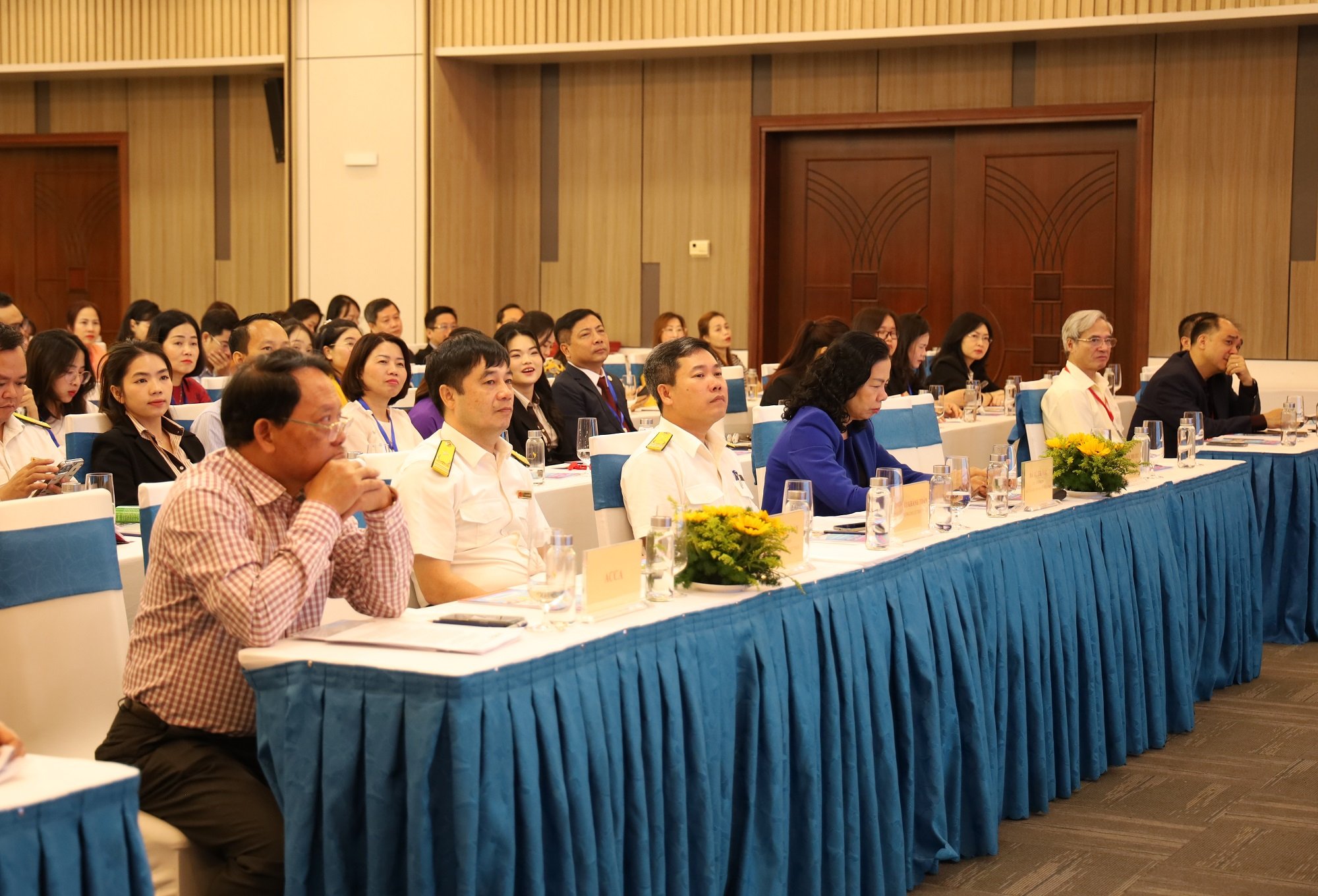 Tham dự Hội nghị có ông Bùi Khánh Toàn, Chi cục trưởng Chi cục Thuế Khu vực 12; ông Đào Duy Bẩy - Phó Ban Quản lý tuân thủ và hỗ trợ người nộp thuế, Cục Thuế; bà Vũ Thị Mai, Chủ tịch Hội Kiểm toán viên hành nghề Việt Nam, nguyên Thứ trưởng Bộ Tài chính; các Ủy viên Ban Chấp hành VTCA, đại diện các hội viên tiêu biểu trên phạm vi cả nước.
