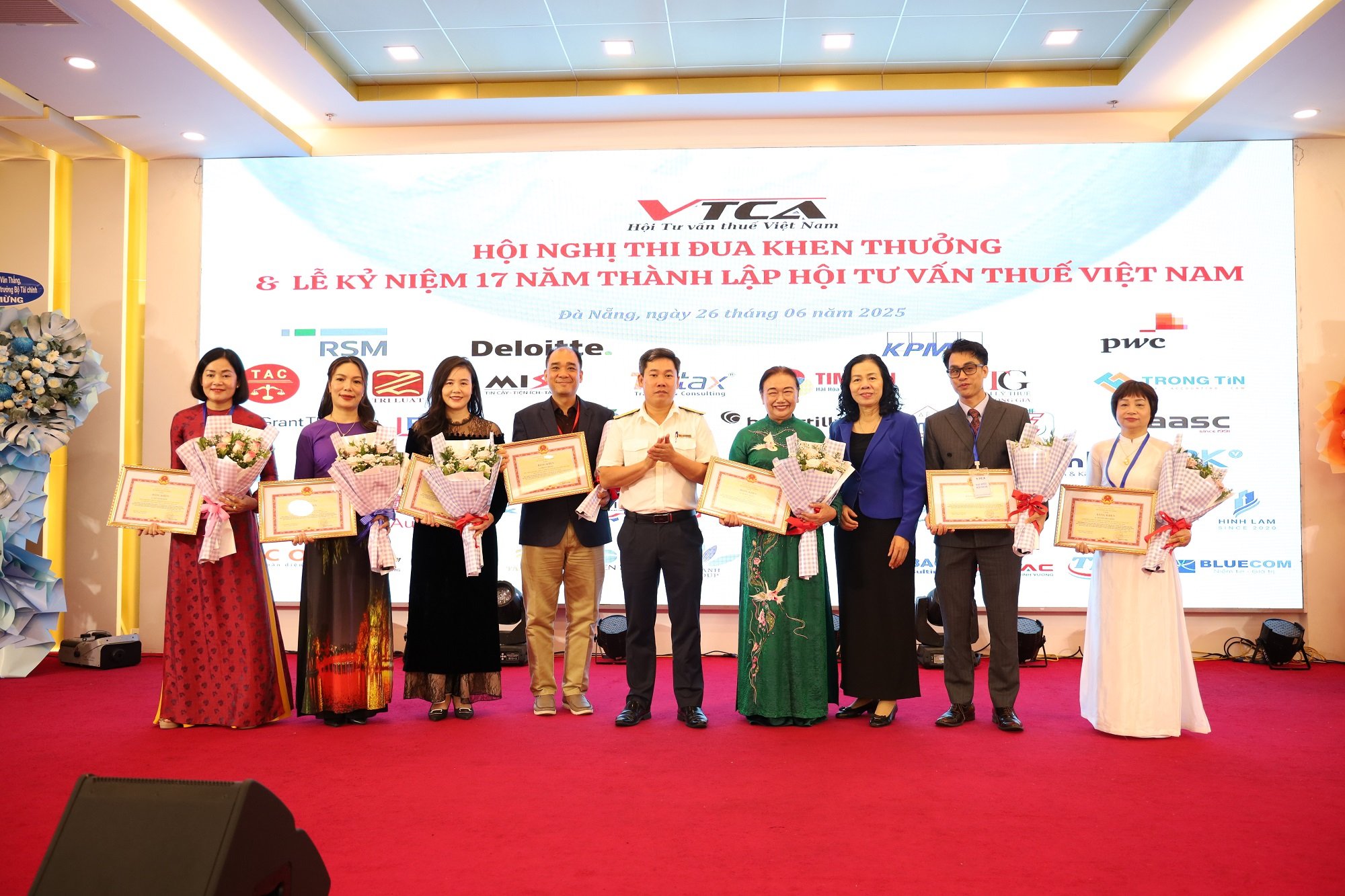 Chi cục trưởng Chi cục Thuế khu vực 12 Bùi Khánh Toàn trao Bằng khen của Bộ Tài chính và Chủ tịch Hội Kiểm toán viên hành nghề Việt Nam (VACPA) Vũ Thị Mai tặng hoa cho các cá nhân.