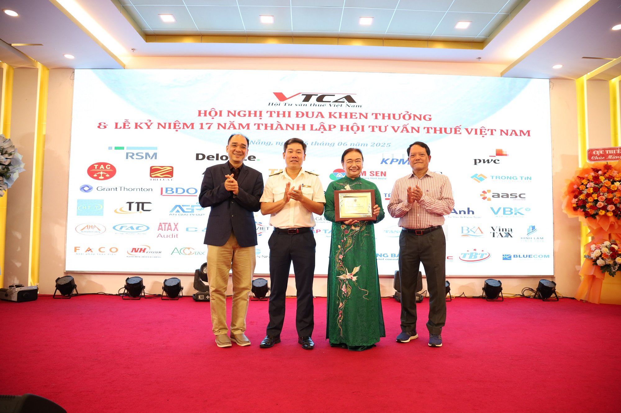 Chi cục trưởng Chi cục Thuế Khu vực 12 Bùi Khánh Toàn tặng kỷ niệm chương của Cục Thuế cho VTCA.