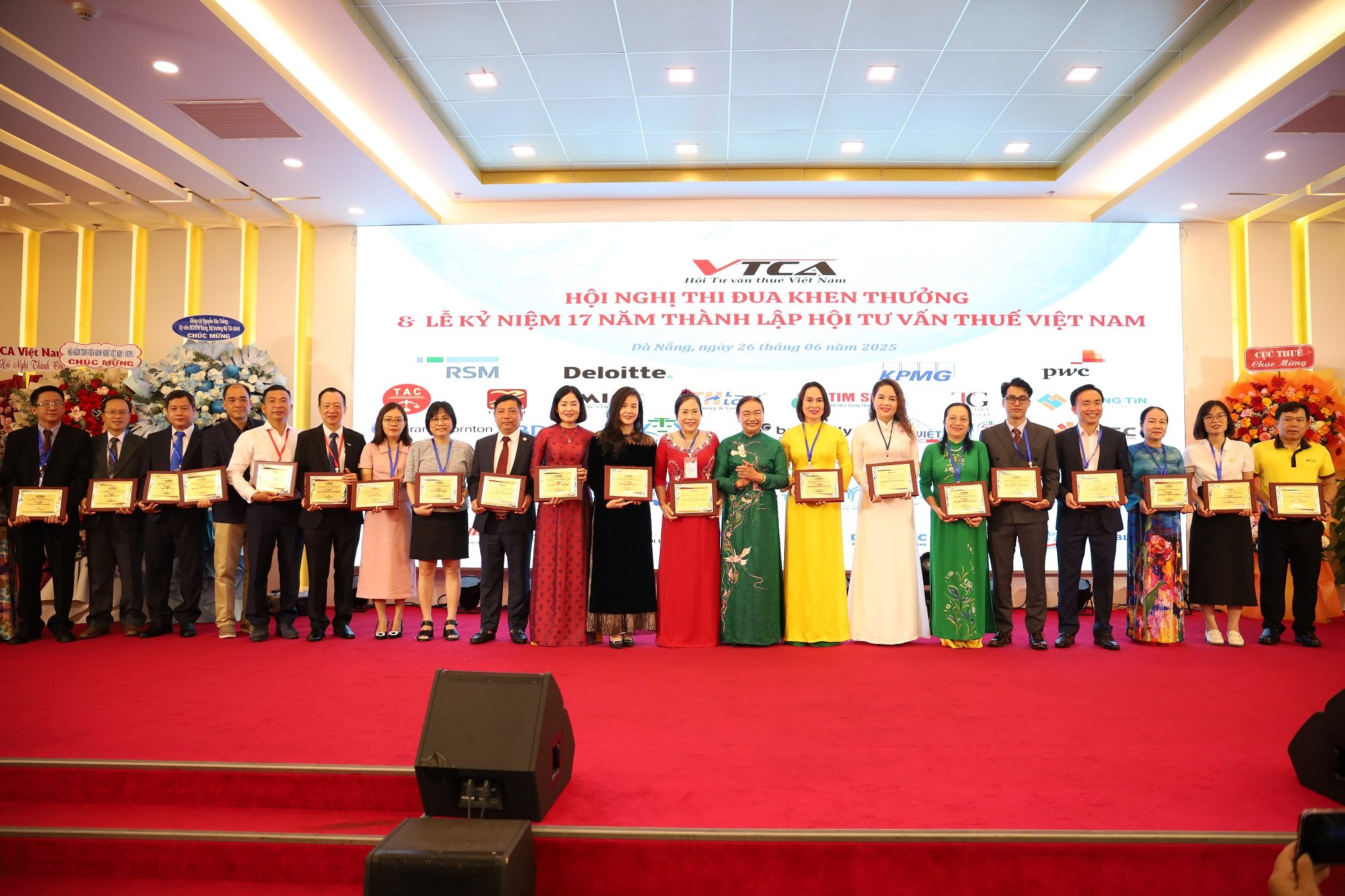Chủ tịch Nguyễn Thị Cúc trao kỷ niệm chương cho các tập thể.