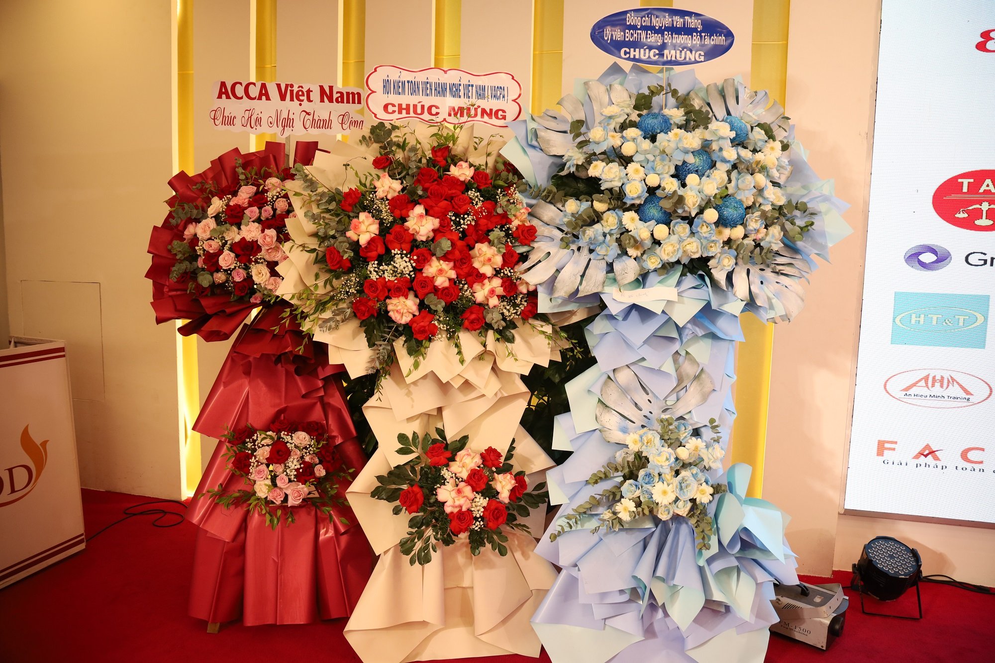 Hội nghị nhận được lẵng hoa chúc mừng của Bộ trưởng Bộ Tài chính Nguyễn Văn Thắng, Cục Thuế và các Hiệp hội, các đại lý thuế...