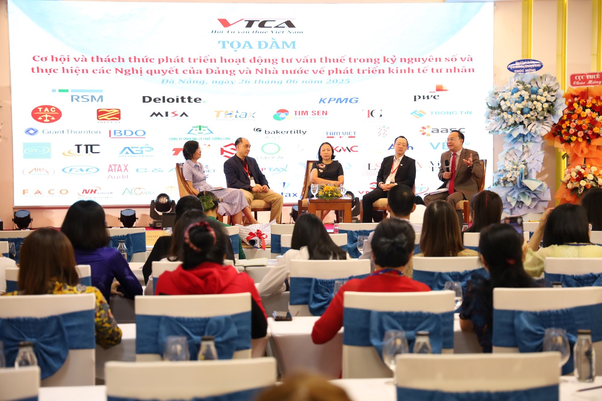 Các diễn giả tham dự phiên 1: Thách thức của nghề tư vấn thuế trong kỷ nguyên số, hội nhập và ứng dụng trí tuệ nhân tạo (AI)