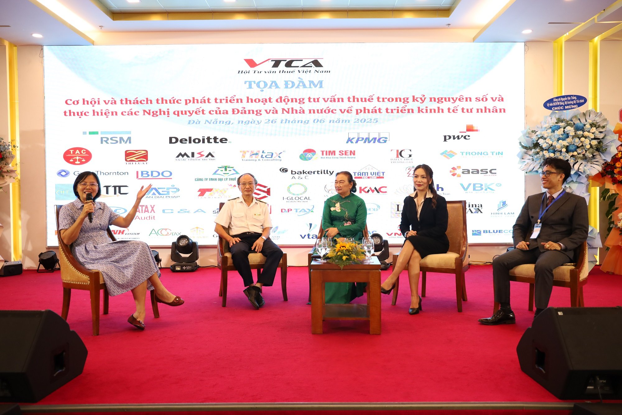 Các diễn giả tham dự phiên 2: Phát triển kinh tế tư nhân theo các nghị quyết của TƯ- Cơ hội cho các doanh nghiệp tư vấn thuế, đại lý thuế.