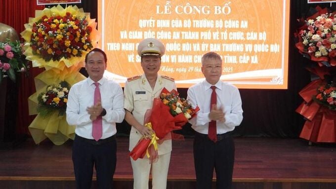 Thiếu tướng Nguyễn Hữu Hợp (giữa) Giám đốc Công an TP Đà Nẵng.