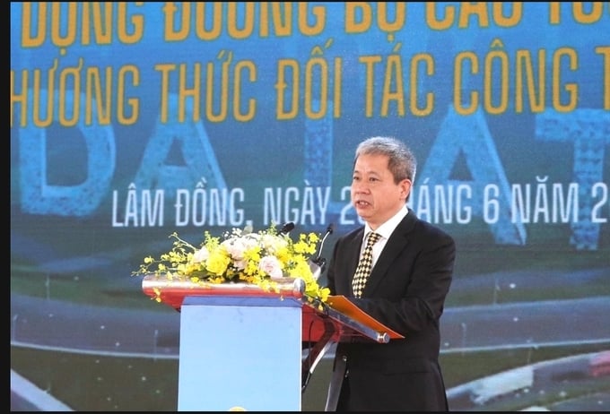 Ông Doãn Tuấn Anh, Chủ tịch HĐQT kiêm Tổng Giám đốc CTCP BOT Cao tốc Bảo Lộc – Liên Khương, đại diện liên danh nhà đầu tư phát biểu.