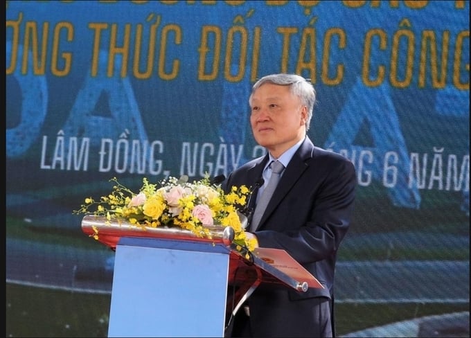 Phó Thủ tướng Thường trực Chính phủ Nguyễn Hoà Bình phát lệnh khởi công dự án.
