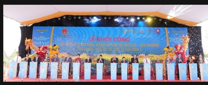 Phó Thủ tướng Thường trực Nguyễn Hoà Bình và các đại biểu thực hiện nghi thức khởi công dự án đầu tư xây dựng cao tốc Bảo Lộc – Liên Khương.