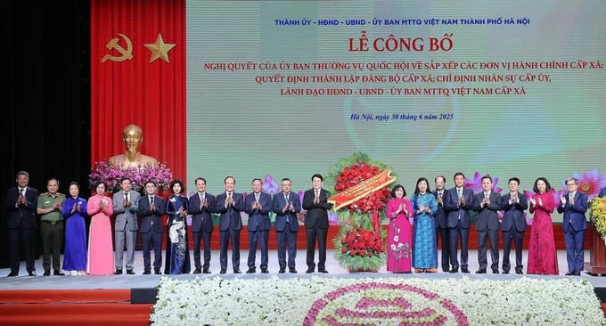 Chủ tịch nước Lương Cường tham dự Lễ công bố và tặng lẵng hoa chúc mừng Đảng bộ, chính quyền và Nhân dân TP Hà Nội.