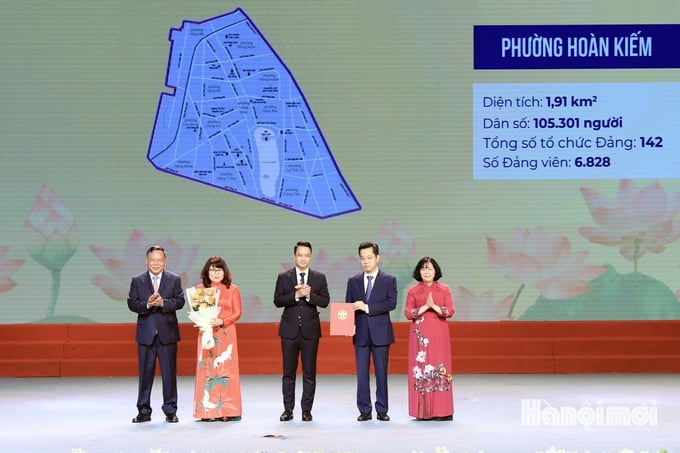 Bí thư Thành ủy Hà Nội Bùi Thị Minh Hoài và Phó Bí thư Thường trực Thành ủy Hà Nội Nguyễn Văn Phong trao quyết định cho lãnh đạo phường Hoàn Kiếm.