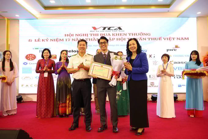 Bà Vũ Thị Mai Chủ tịch VCPA, nguyên Thứ trưởng Bộ tài chính và Ông Bùi Khánh Toàn Chi cục trưởng chi cục thuế Khu vực 12 trao Bằng Khen của Bộ trưởng Bộ tài chính cho Ông Nguyễn Văn Được.