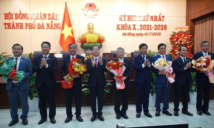 Lãnh đạo Tp. Đà Nẵng tặng hoa chúc mừng lãnh đạo HĐND TP trước kỳ họp.