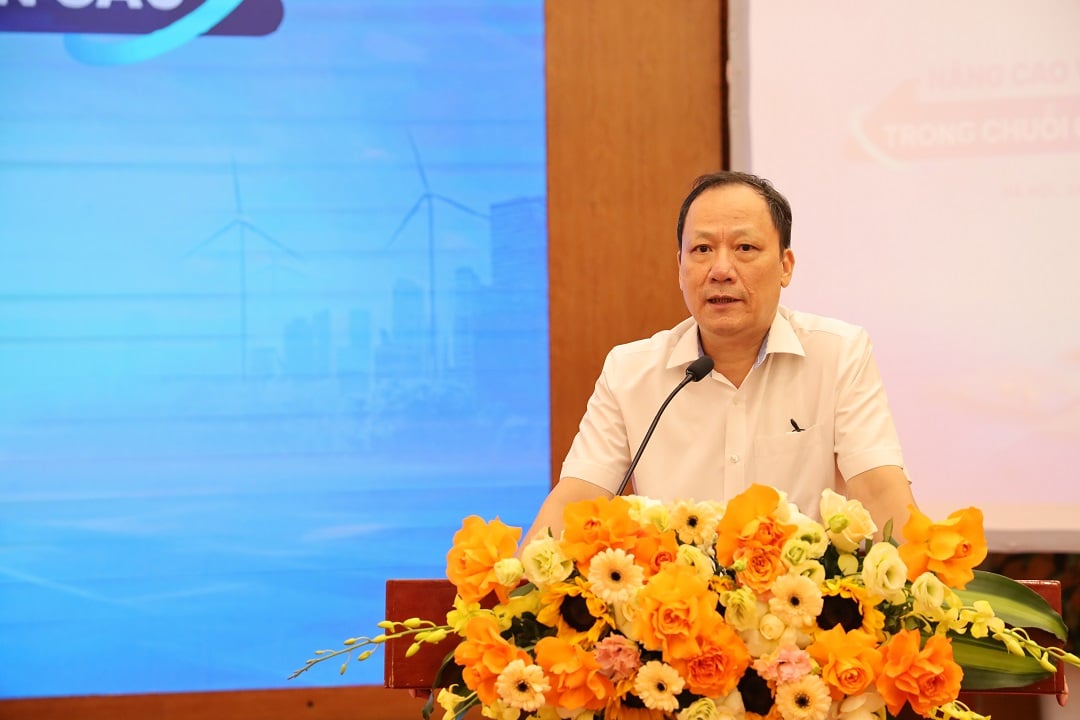 Ông Trần Văn Giang, Trưởng ban Điện lực - Tập đoàn Công nghiệp Than - Khoáng sản Việt Nam chia sẻ: Thực tế cho thấy, ngành năng lượng Việt Nam đang đối mặt với nhiều khó khăn thách thức như: Nhu cầu tiêu thụ năng lượng ngày càng tăng, đặc biệt trong công nghiệp và giao thông…trong bối cảnh nguồn năng lượng sơ cấp ngày càng cạn kiệt, giá cả biến động khó lường. Cơ cấu nguồn điện vẫn phụ thuộc chủ yếu vào nhiệt điện than, khí, thủy điện và hiện đang mở rộng đầu tư phát triển năng lượng tái tạo như điện mặt trời, điện gió…