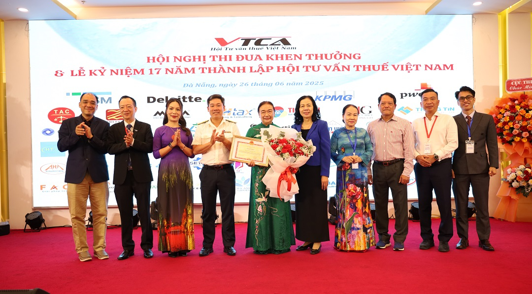Chi cục trưởng Chi cục Thuế khu vực 12 Bùi Khánh Toàn trao Bằng khen của Bộ Tài chính và Chủ tịch Hội Kiểm toán viên hành nghề Việt Nam (VACPA) Vũ Thị Mai tặng hoa cho tập thể VTCA.