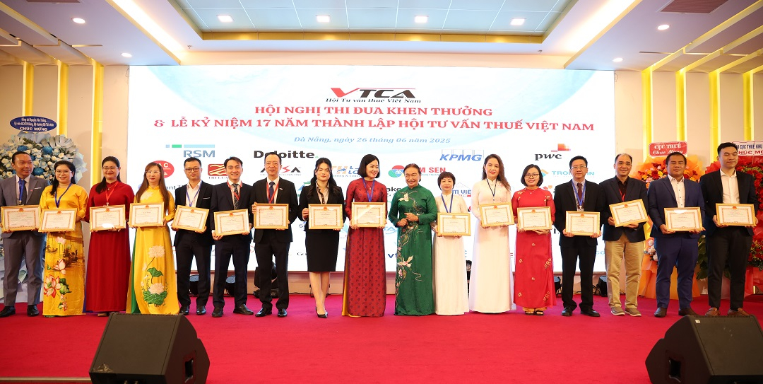 Chủ tịch Nguyễn Thị Cúc trao giấy khen cho tập thể tiêu biểu.