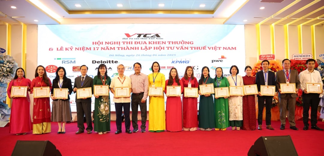 Phó chủ tịch Nguyễn Đình Cư trao giấy khen cho tập thể tiêu biểu