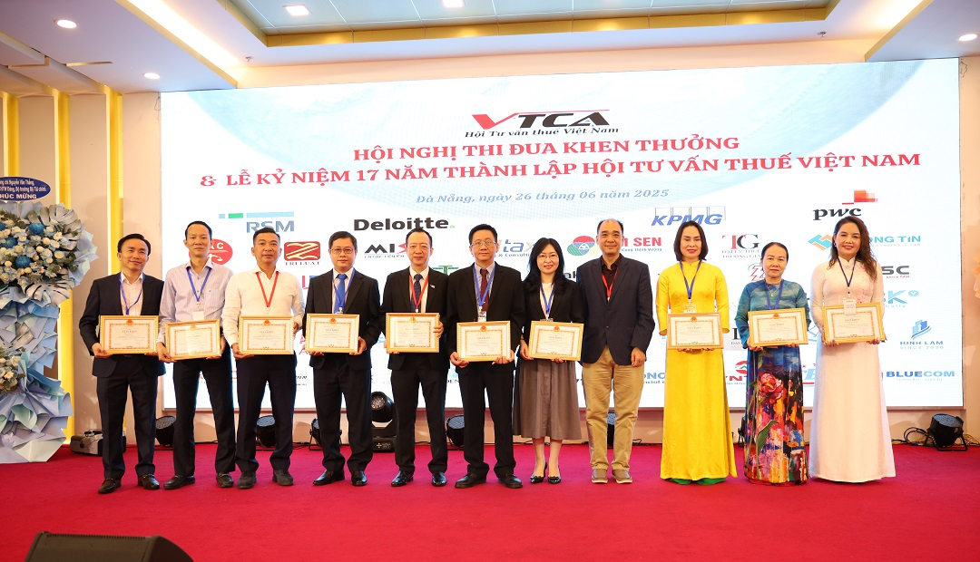 Phó chủ tịch Phan Vũ Hoàng trao giấy khen cho các cá nhân.