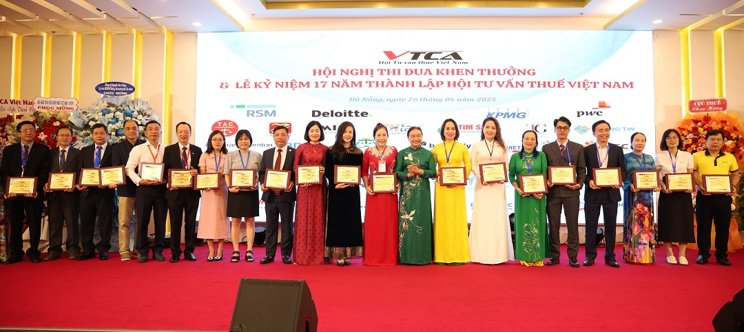 Chủ tịch Nguyễn Thị Cúc trao kỷ niệm chương cho các tập thể.