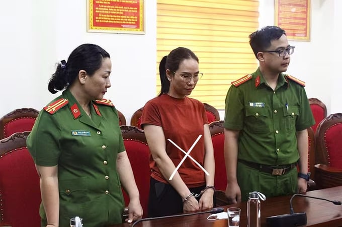 Vũ Thị Thúy (giữa) - nguyên Kế toán trưởng Trung tâm Y tế khu vực Sốp Cộp.