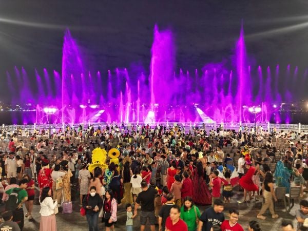 Đông đảo khán giả đến xem mỗi buổi biểu diễn Van Phuc Water Show.