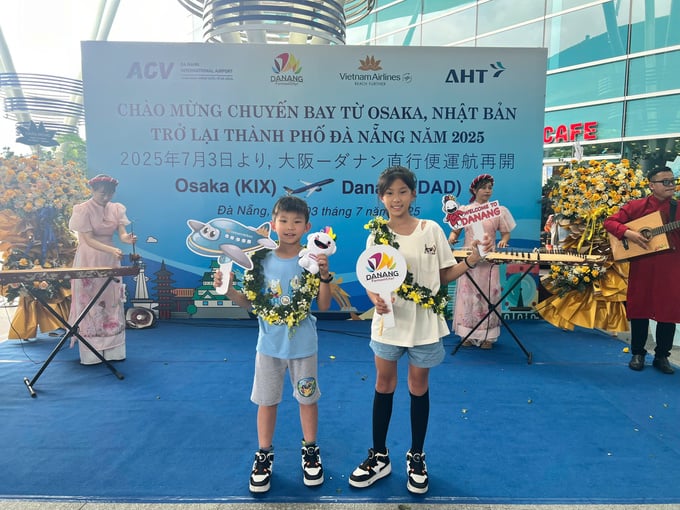 Du khách nhí đến Đà Nẵng trên chuyến bay từ Osaka