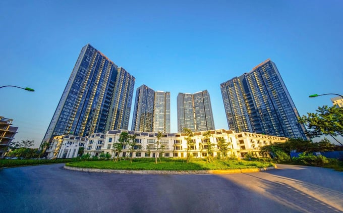 Dự án sở hữu tổ hợp tiện ích đẳng cấp với bể bơi ngoài trời và bể 4 mùa, đường dạo kết nối 6 tòa, vườn treo thư giãn, gym, yoga sôi động, siêu thị, nhà hàng, spa, ngân hàng số hiện đại và không gian sinh thái xanh mát, đáp ứng trọn vẹn nhu cầu sống, làm việc, giải trí theo chuẩn quốc tế.