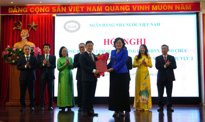 Thống đốc NHNN Nguyễn Thị Hồng trao Quyết định cho ông Võ Minh Tuấn – Giám đốc NHNN chi nhánh Khu vực 2.