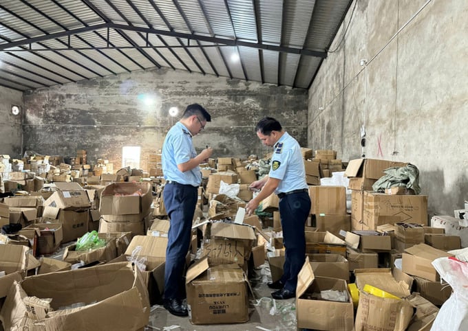 Lực lượng Quản lý thị trường tỉnh Quảng Ninh tại hiện trường kiểm tra.