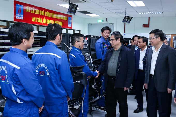 Ủy viên Bộ Chính trị, Thủ tướng Chính phủ Phạm Minh Chính động viên cán bộ, nhân viên Nhà máy lọc dầu Dung Quất. (Ảnh: chinhphu.vn)