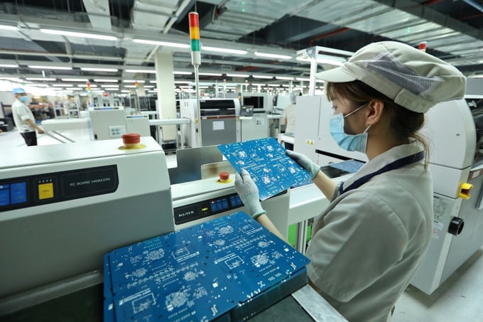 Dây chuyền sản xuất sản phẩm thiết bị đầu cuối của VNPT Technology (đơn vị chủ lực của Tập đoàn Bưu chính Viễn thông Việt Nam trong lĩnh vực sản xuất viễn thông công nghệ thông tin, truyền thông và công nghiệp nội dung số). (Ảnh: TTXVN)