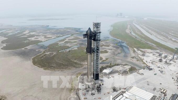 Tên lửa Starship của SpaceX trên bệ phóng tại cơ sở phóng vệ tinh Starbase ở Boca Chica, Texas, Mỹ. Ảnh tư liệu: THX/TTXVN