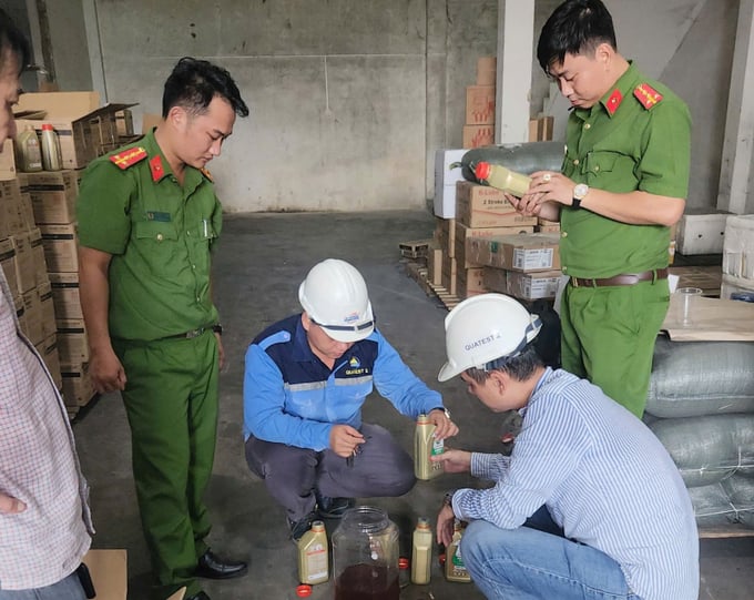 Lực lượng chức năng kiểm tra mẫu dầu nhớt có dấu hiệu vi phạm (ảnh CA)