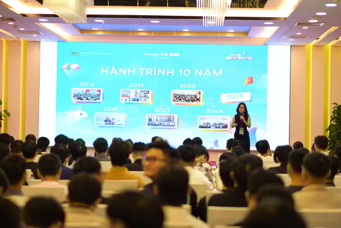 Bà Nguyễn Thị Phương Nhi, Quản lý cộng đồng lập trình viên của Google tại Việt Nam chia sẻ tại chương trình.